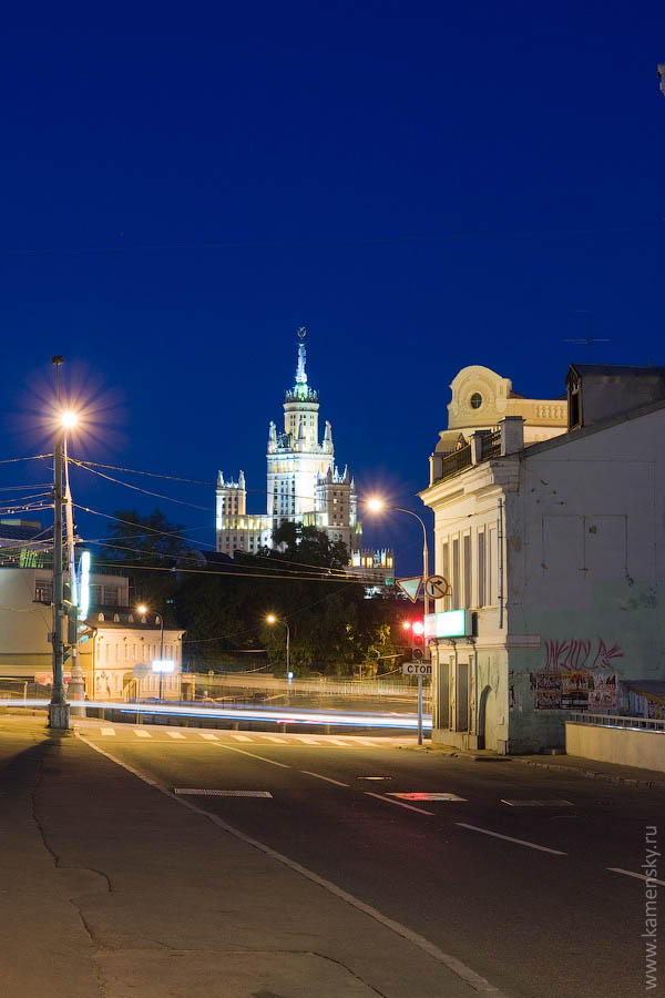 Вечерние фотографии Москвы. Кадашевка, высотка на Котельнической набережной.