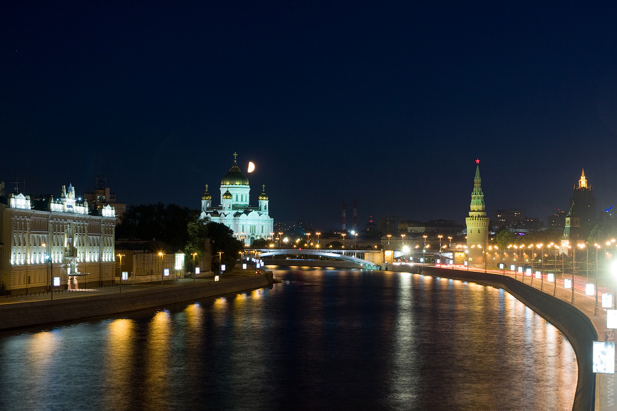 Вечерние фотографии Москвы. Кремлевская набережная. Храм Христа Спасителя