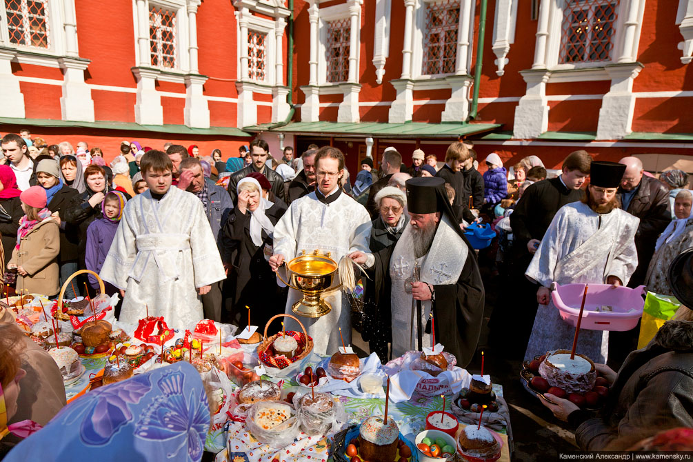 Великая Суббота 2011, Новодевичий монастырь, Освящение куличей, Архиепископ Можайский Григорий, Архидиакон Вениамин Казиков, Иерей Павел Жучкин