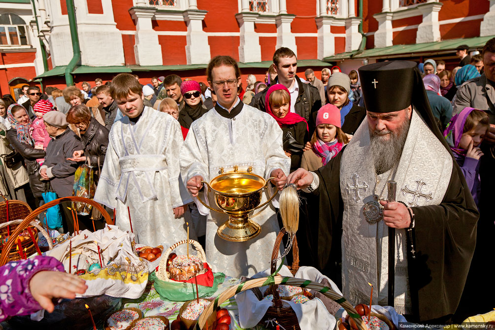 Великая Суббота 2011, Новодевичий монастырь, Освящение куличей, Архиепископ Можайский Григорий, Архидиакон Вениамин Казиков, Иерей Павел Жучкин