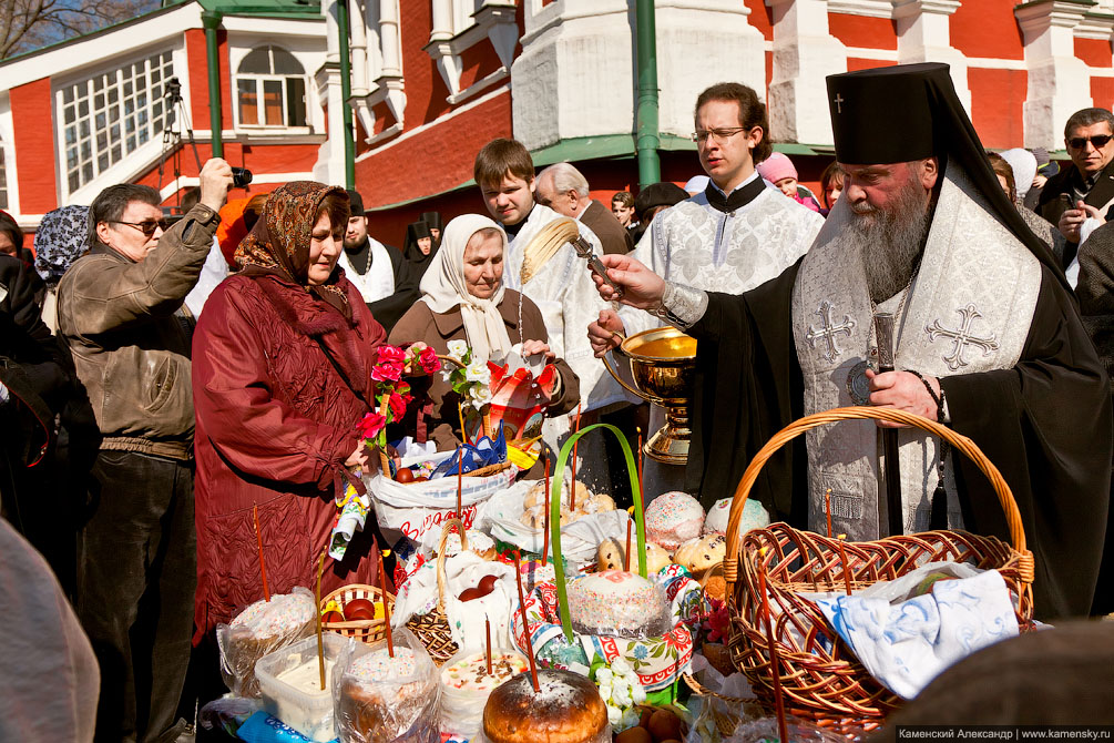 Великая Суббота 2011, Новодевичий монастырь, Освящение куличей, Архиепископ Можайский Григорий, Архидиакон Вениамин Казиков, Иерей Павел Жучкин