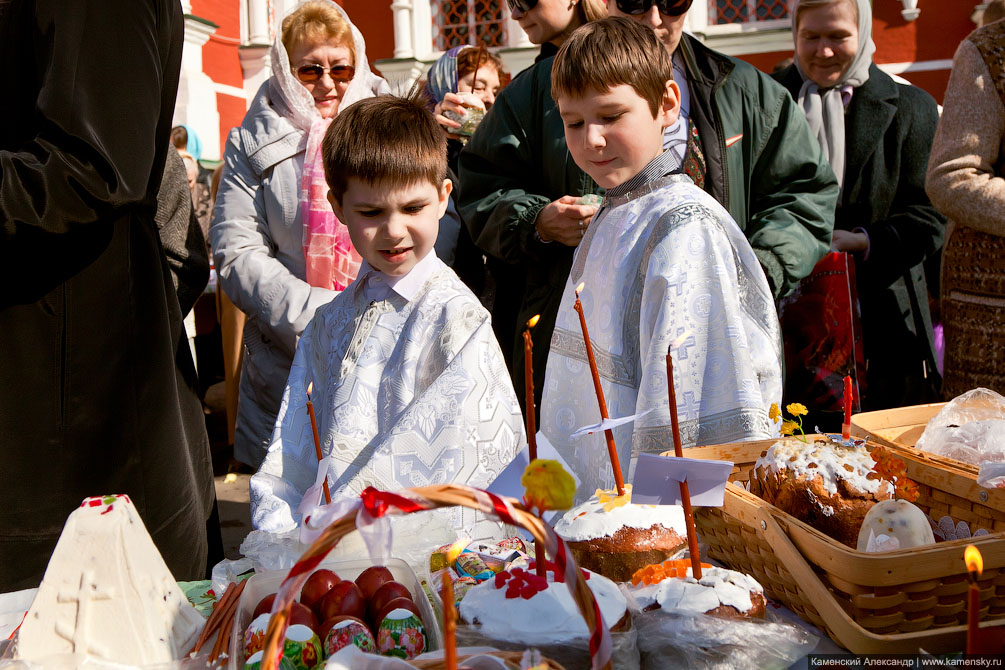 Великая Суббота 2011, Новодевичий монастырь, Освящение куличей, Архиепископ Можайский Григорий, Архидиакон Вениамин Казиков, Иерей Павел Жучкин