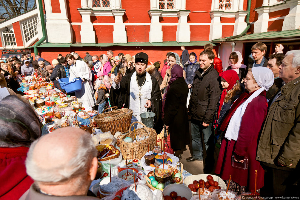 Великая Суббота 2011, Новодевичий монастырь, Освящение куличей, Архиепископ Можайский Григорий, Архидиакон Вениамин Казиков, Иерей Павел Жучкин