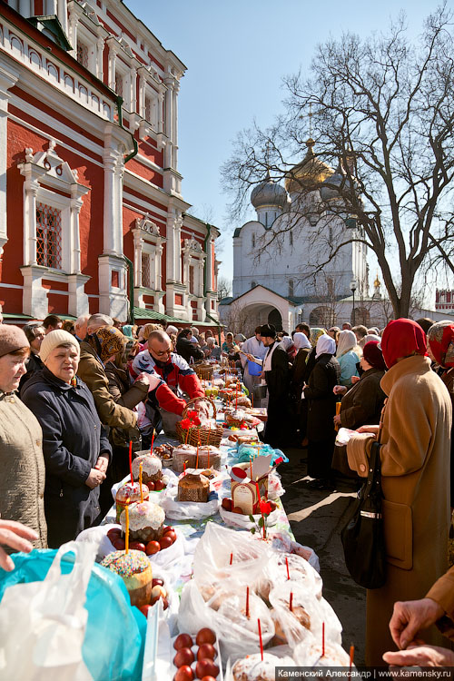 Великая Суббота 2011, Новодевичий монастырь, Освящение куличей, Архиепископ Можайский Григорий, Архидиакон Вениамин Казиков, Иерей Павел Жучкин