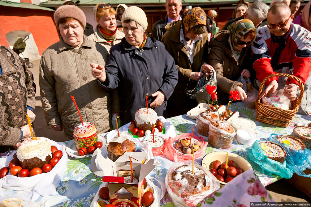 Великая Суббота 2011, Новодевичий монастырь, Освящение куличей, Архиепископ Можайский Григорий, Архидиакон Вениамин Казиков, Иерей Павел Жучкин