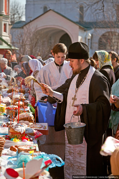 Великая Суббота 2011, Новодевичий монастырь, Освящение куличей, Архиепископ Можайский Григорий, Архидиакон Вениамин Казиков, Иерей Павел Жучкин