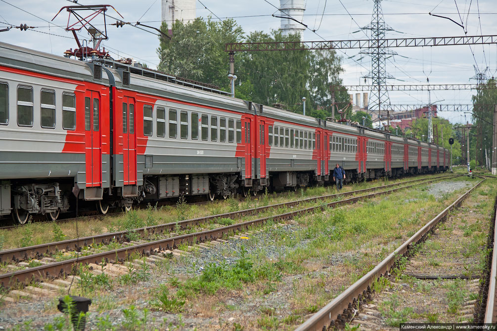 Новые электропоезда, ЭД4М в раскрасске РЖД, серо-красная новая электричка