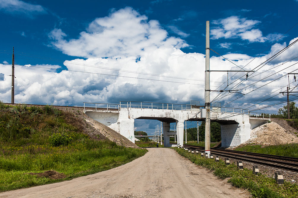 Лето, железная дорога, электрички